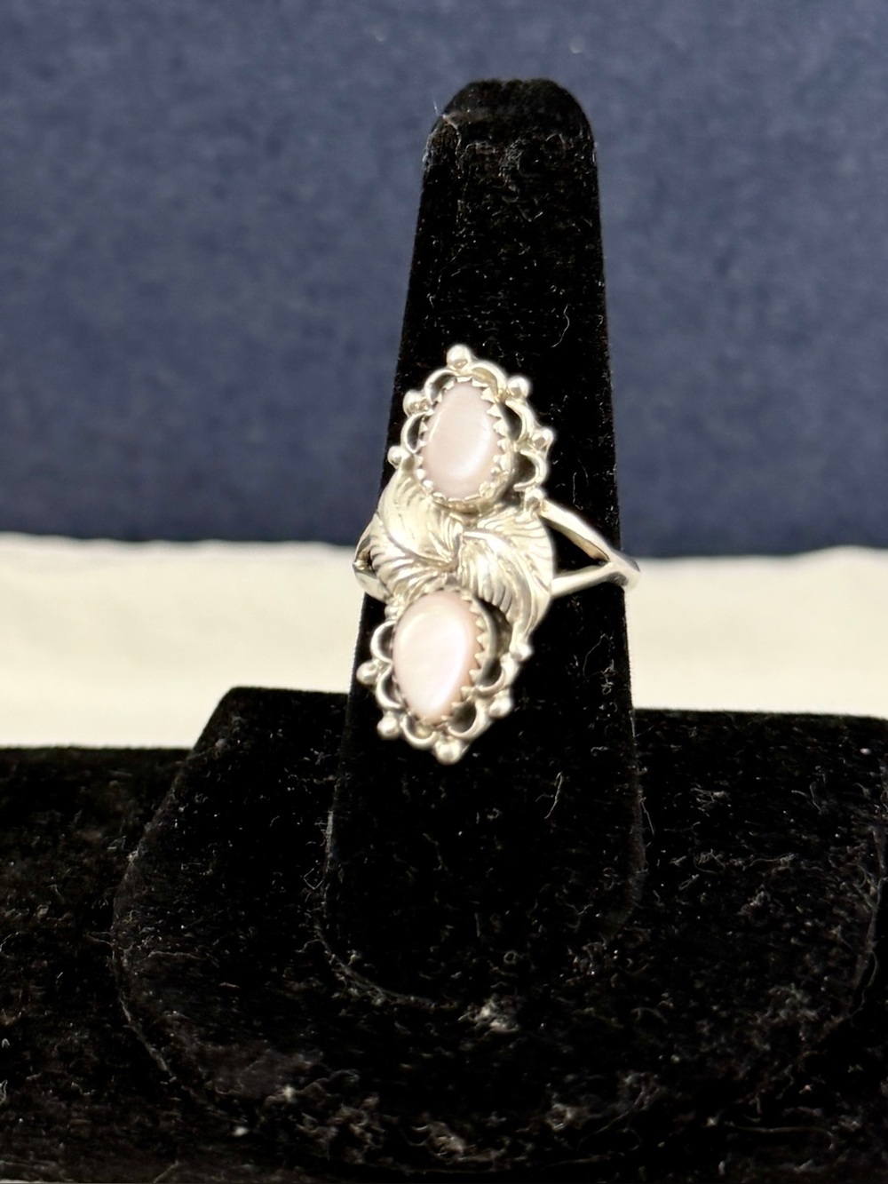 ANNIE CHAPO Navajo Sterling Silver Pink Pearl Etched Leaf Feather Ring; SIZE 7.5